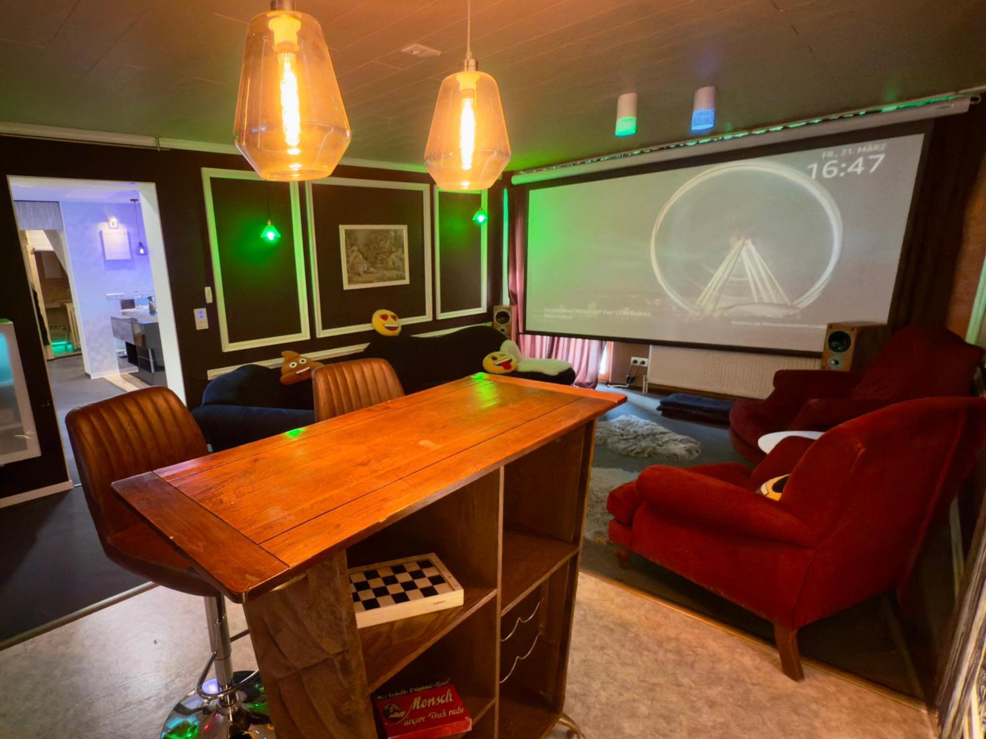 Bookeinfach Bad Ems - Private - Sauna Jacuzzi Whirlpool Swimmingpool Alahna Sup Beachvolleyball Billiards Ping Pong Cinema Theater Music Disco Ball Bbq Und Parkplaetze Room photo